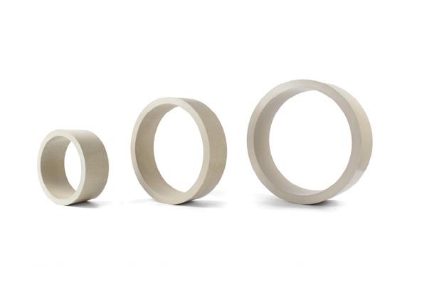 Tres tipos de anillos plateados de PEEK